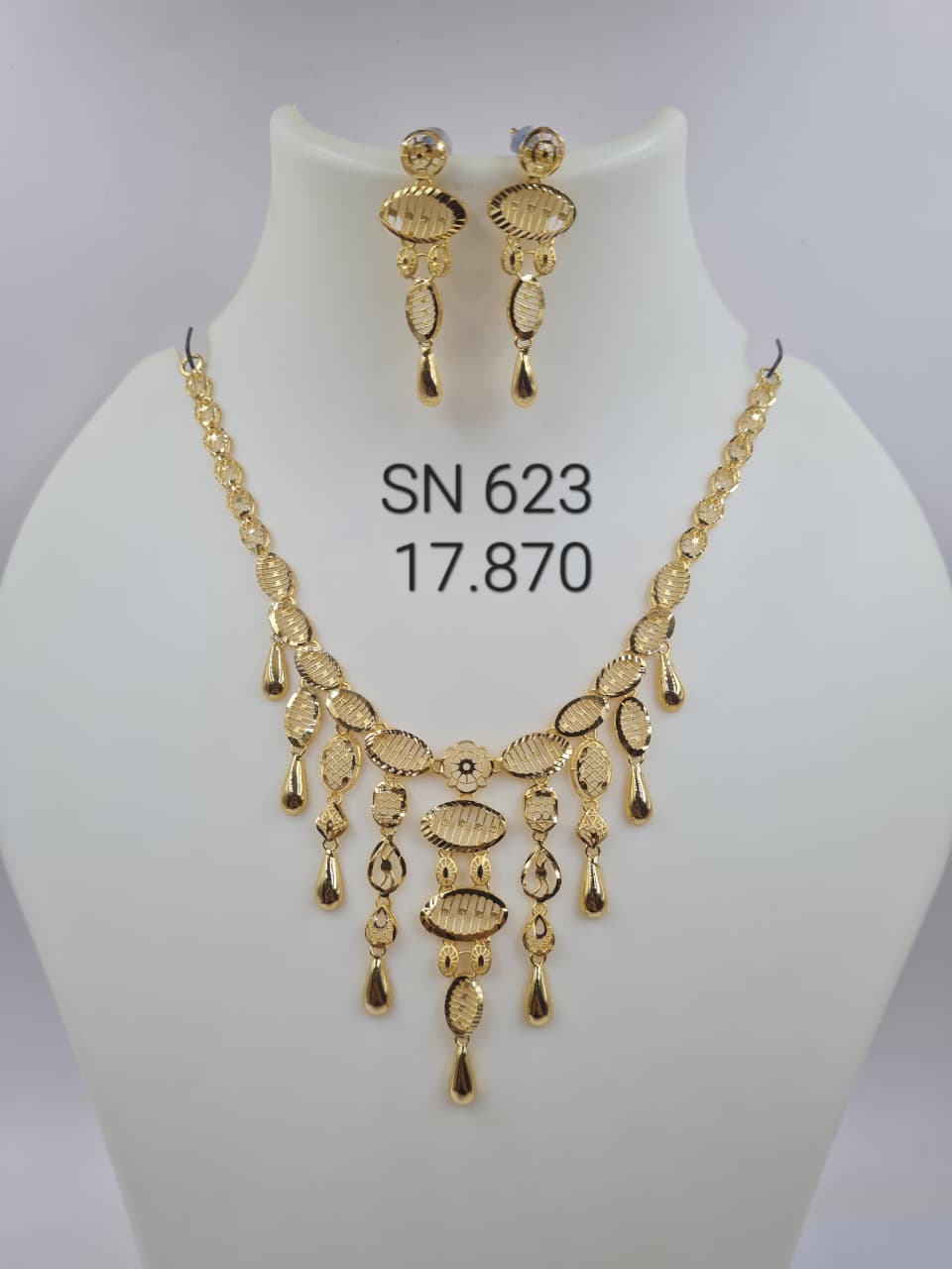 Elegant Textured Gold Necklace Set
