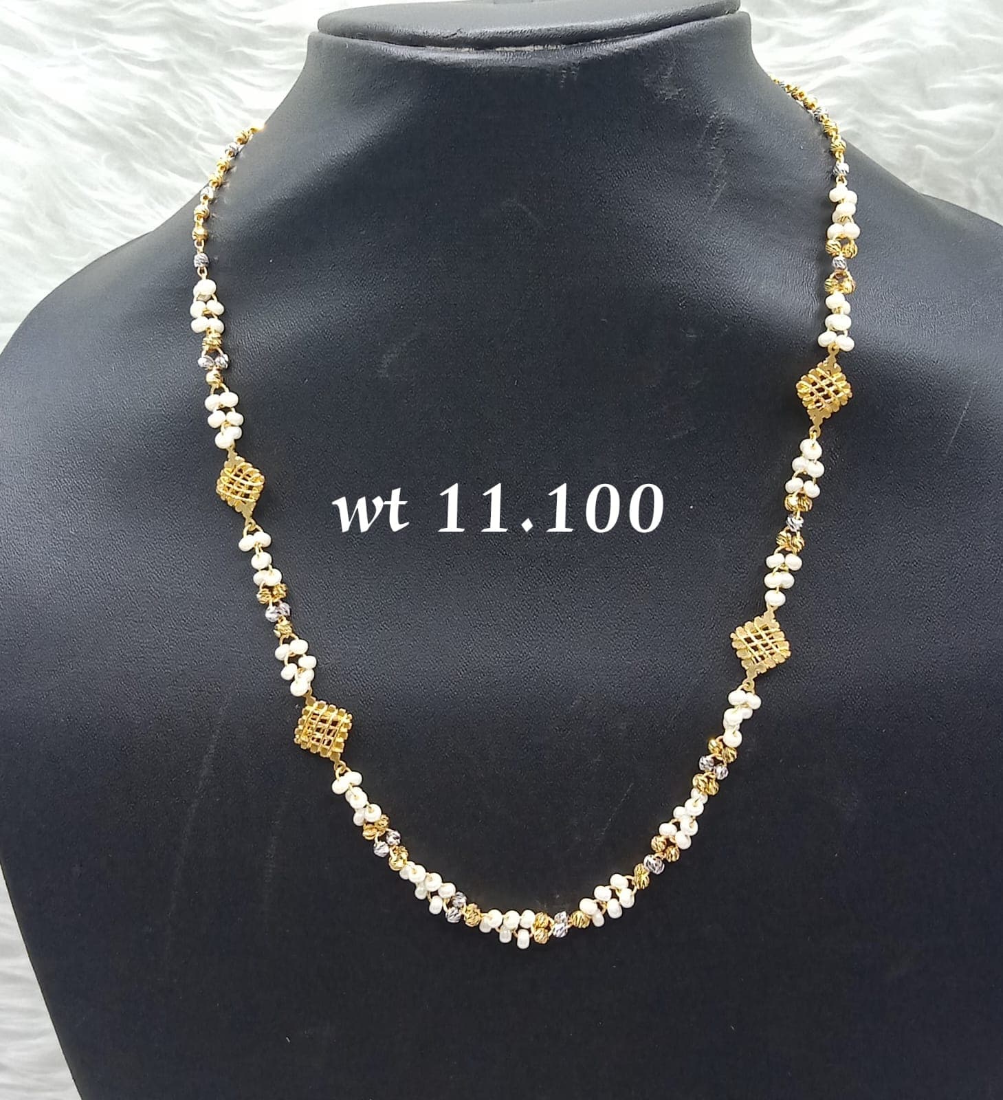 Elegant Gold Pearl Maalaa